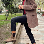Mid-length buttoned small suit